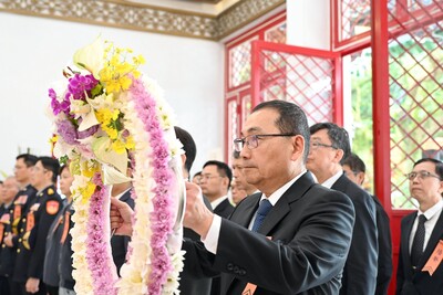 侯友宜向烈、義士靈位上香、獻花、獻果及獻爵並宣讀祭文，並向烈、義士靈位鞠躬致意。