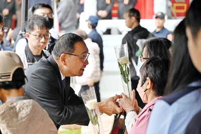 侯友宜逐一向烈、義士家屬表達關懷及致贈慰問品。