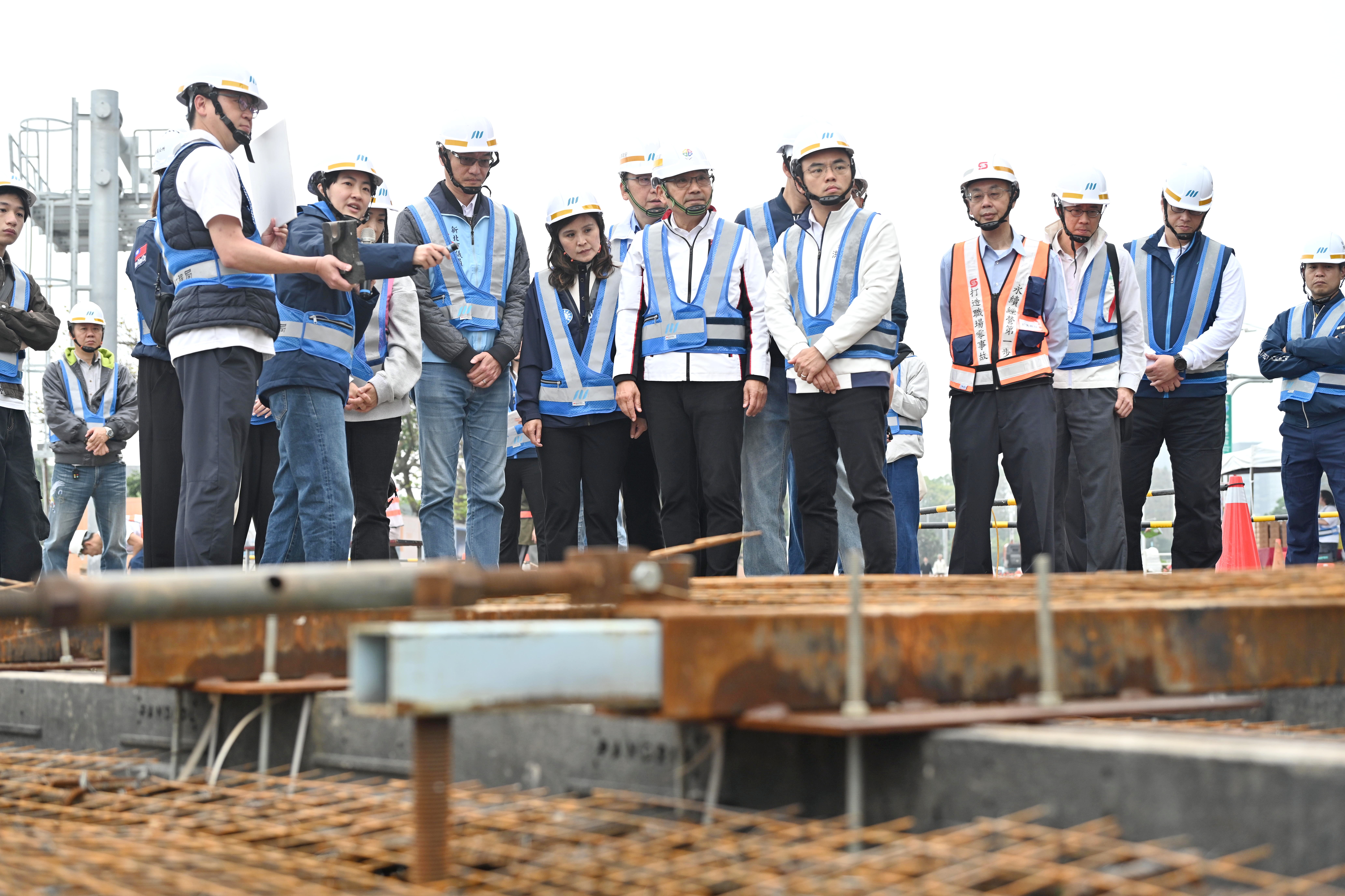 視察淡海線二期先期工程及淡江大橋工程之周邊人行道改善工程成效