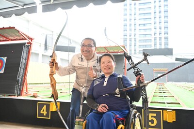 侯友宜市長與全障運射箭選手黃貞燕一起射箭互動交流