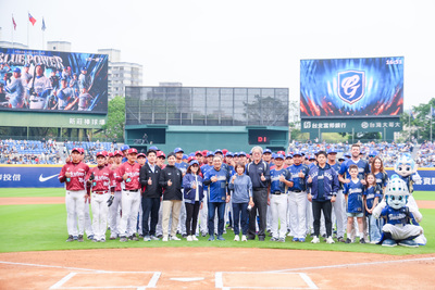 中華職棒37年富邦悍將主場開幕戰今（3）日登場，新北市長侯友宜到場加油，預祝富邦悍將首戰對上樂天桃猿能獲得勝利，一路獲得今年度總冠軍。