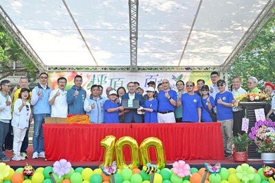 新北市長侯友宜今（11）日出席坪頂國小百週年校慶，與師生、校友、社區民眾共同迎接重要的里程碑，並一同封存「百年時光寶盒」，將百年辦學精神與下一代的夢想共同珍藏。