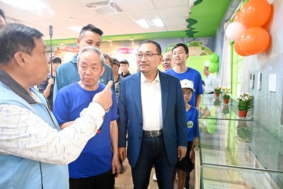 侯友宜說，坪頂國小擁有獨特的自然生態環境，是一所能讓學童觀察、探索的森林小學，師長營造具有在地特色的教學環境，讓學生融入當地自然生態。