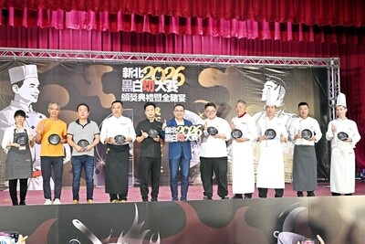 侯友宜表示，新北黑白切大賽去年首屆舉辦即榮獲國際知名「美國繆思設計獎（MUSE Design Awards）」金獎肯定，讓臺灣的傳統美食聞名國際。