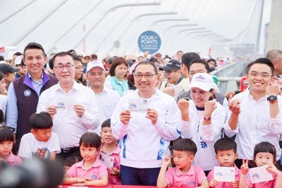 新北市政府於今（17）日舉辦淡江大橋首場通車前活動「淡水八里．橋見未來」，新北市長侯友宜和民眾走上橋面，共同見證這座北臺灣重大交通建設。
