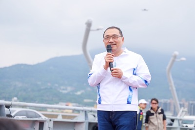 侯友宜說，其巧妙的單塔不對稱設計，完美融入淡水夕照景觀。