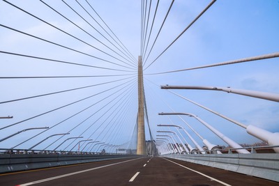 淡江大橋主橋塔形狀如人們雙手合十，象徵觀音山的觀音為新北祈福；其橋身如舞者律動般曲線，呼應著淡水的自然地景。