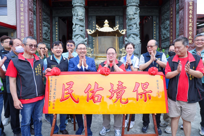 侯友宜致贈樹林禪靈宮「保境佑民」匾額，感謝廟方長期投入公益慈善。