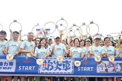第11屆新北市鐵道馬拉松開跑，侯友宜勉跑者「追火車」體驗生活。