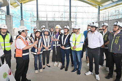 「人本交通」為核心規劃，整合停車場車道與校門口出入動線，並加寬校外人行道和通學路徑，讓學童上下學更安全、家長接送更安心，也讓周邊行人通行更順暢。