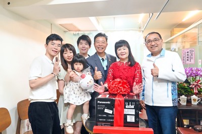 今年獲選新北模範母親，市長侯友宜親往致賀。