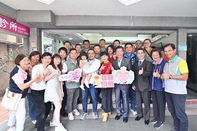 侯友宜、社會局長李美珍、新莊區長朱思戎及議員蔡健棠等地方人士今天前往新莊向康錦花致賀。