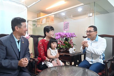 侯友宜致贈微波爐等賀禮並與康錦花親友合影