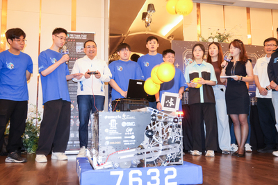 學生團隊邀請侯友宜市長一同操作機器人，呈現AI教育的學習成果