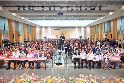 新北市長侯友宜特於勞動節前夕親自頒獎表揚模範勞工代表，感謝他們在各自工作崗位上努力不懈。