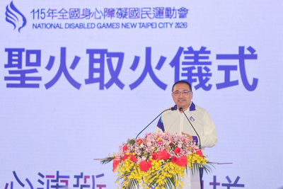 新北市長侯友宜表示，期盼聖火帶領選手不忘初心、超越自我，也邀請大家參與首創的「網路聖火傳遞」，一起為選手加油