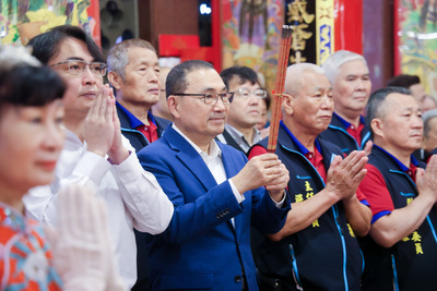 侯友宜至大井頭福德祠祈求風調雨順、市民平安。