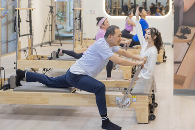 侯友宜攜手國民美媽林美秀及富邦悍將應援團長布布寶貝Bryan 體驗器械皮拉提斯 一起提倡女性多運動