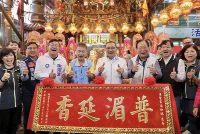 侯友宜赴永和湄聖宮參香贈「普湄延香」匾額，感謝媽祖一直保佑這塊土地，在市政推動上，也祈求新北捷運七線齊發規劃等建設能順利推進。
