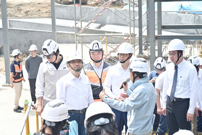第二行政中心大樓外牆帷幕工程已接近完成，公共區域也正在裝修，朝年底啟用目標邁進。