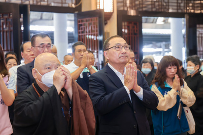 新北市長侯友宜感謝釋迦牟尼佛保佑新北，祈求國泰民安，市民健康、快樂。