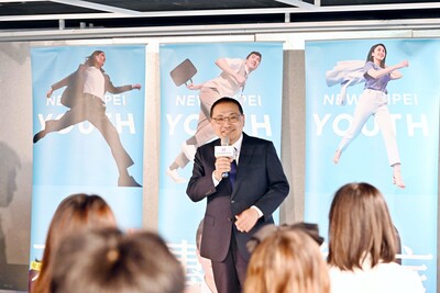 市長侯友宜頒獎給「第26屆台新青少年志工菁英獎」獲獎者，鼓勵更多民眾投入志願服務。