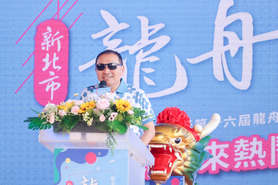 新北市長侯友宜今（30）日出席祭江點睛儀式，與議長蔣根煌一同為龍舟錦標賽點睛祈福，祈求賽事平安順利、風調雨順。