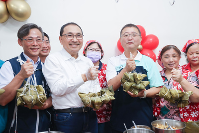 端午節將至，侯友宜特別與現場市民共同包粽，增進鄰里情感交流。