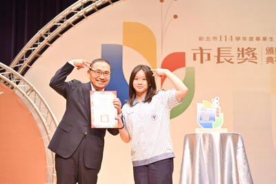 市長侯友宜勉勵獲獎學生，並與同學逐一合影留念