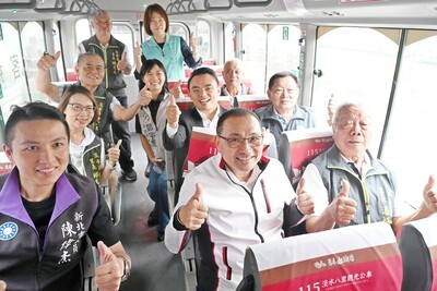 侯友宜說「即日起，3線觀巴天天發，新北任你搭！」歡迎國內外旅客購買49元一日券，乘著公車來趟新北深度遊。