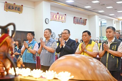 市長侯友宜與議會蔣根煌議長於今(12)日親臨法會現場上香祈福，祈求海陸交通一切順暢、民眾行車行走皆平安。