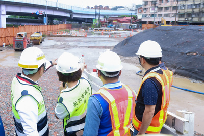 J單元目前工程進度達50%，將打造2座公園、2座滯洪池，預計於今（115）年底完工。