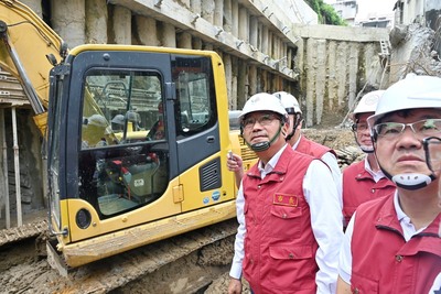 侯友宜視察新店社區邊坡搶災及烏來防颱整備 市府團隊嚴陣以待