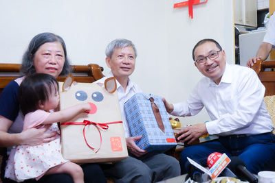 父親節將至，新北市長侯友宜今（13）日前往土城區向獲選為今年度模範父親代表的陳應興道賀，並贈送肩頸按摩器及軟積木玩具。