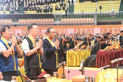 新北市長侯友宜在開山住持心道法師的開示及祝福下，虔心祈求新北市政蓬勃發展、市民平安幸福