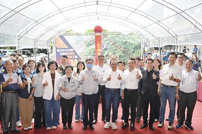 新北市長侯友宜今（28）日率市府團隊前往林口及八里區行動治理基層建設督導，與行政院長卓榮泰共同主持「105市道改善蜿蜒路段新闢道路工程」開工典禮，並與在地民意代表、里長座談。