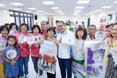侯友宜說，近年市府持續推動泰山區建設，包括塭仔圳市地重劃、大窠坑溪水環境營造工程、完善污水下水道及興建社會住宅，目前也積極推動五泰輕軌及泰板輕軌。