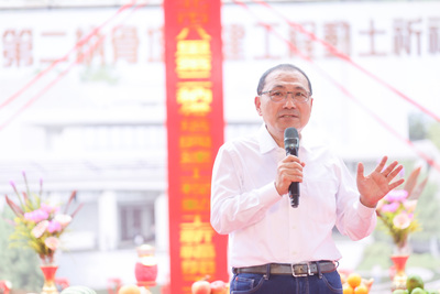 侯友宜表示，為提升殯葬量能，市府於八里區興建第二座納骨塔，規劃5萬4,700個納骨櫃位，打造現代化的追思空間，為先人留一處安身淨土。