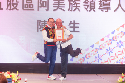 侯友宜頒發51份聘書予第二屆族群領導人，期盼未來持續提供市府寶貴意見。