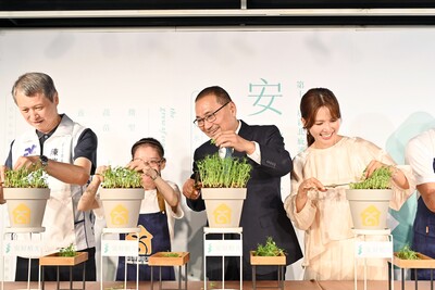 侯友宜表示，「安好植光」庇護禮盒外觀的設計帶給人溫暖與喜悅，內附可食用植栽，可以體驗親手種植樂趣。