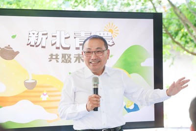 侯友宜前往全新完工的「協德聚場」，與在地青農及茶產業代表交流。