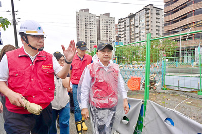 新北市長侯友宜視察淡海二期工程及淡江大橋周邊防颱防汛整備工作