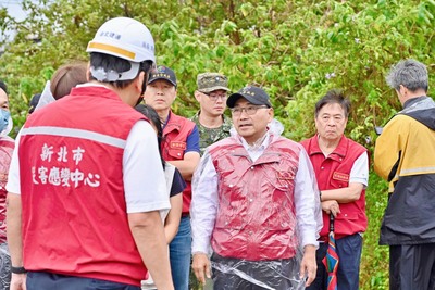 白海豚颱風來襲，新北市長侯友宜今天上午視察淡海二期工程