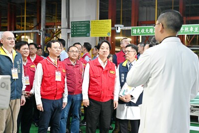 新北市長侯友宜上午前往雙和醫院及大全聯土城店，視導醫療院所降載、地下化開設及民間賣場物資配售站演練。
