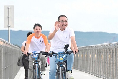 新北市長侯友宜今（15）日前往「金色水岸觀海長堤自行車道」視察並親自騎行。