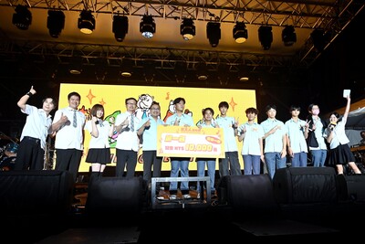新北市長侯友宜出席頒發原創畢業歌第一名獎項給臺中第一高級中學。
