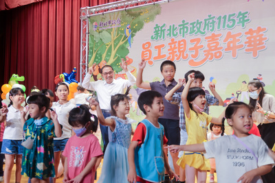 新北市政府今(21)日舉辦115年員工親子嘉年華，新北市長侯友宜與小朋友同樂新北市政府今(21)日舉辦115年員工親子嘉年華，新北市長侯友宜與小朋友同樂