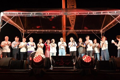 侯友宜與歌手合唱經典名曲《童年》，在音樂與煙火交織下共度美好夏夜。