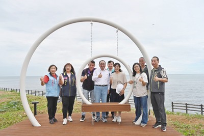 市長侯友宜視察三芝海灣公園環境，市府將優化周邊空間，為市民打造安心樂活的海岸環境。