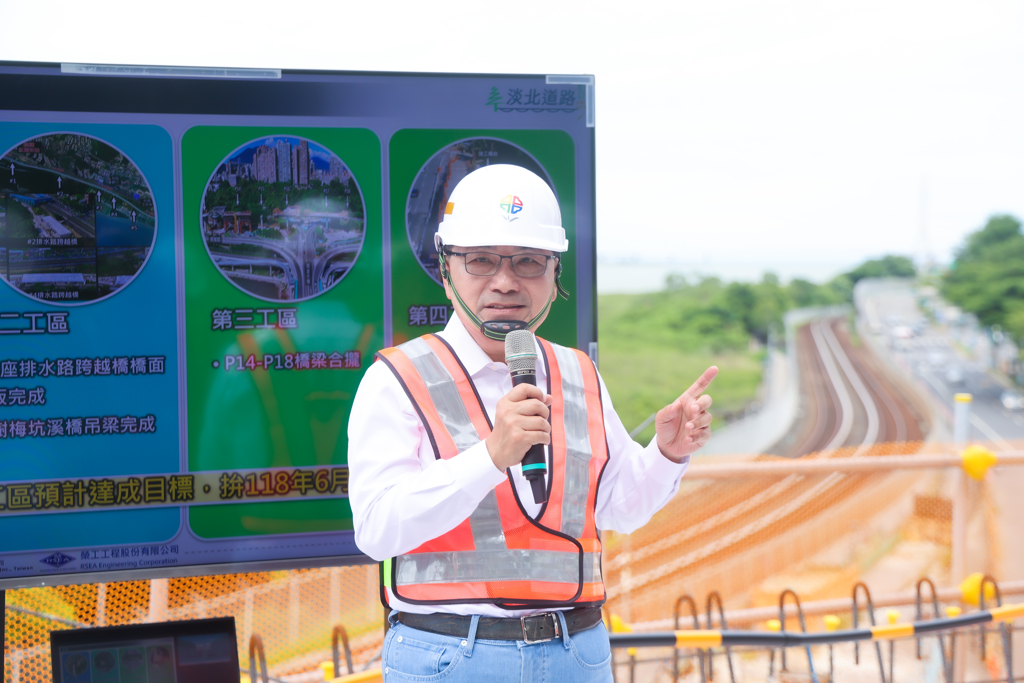 視察「淡水河北側沿河平面道路工程」工程進度